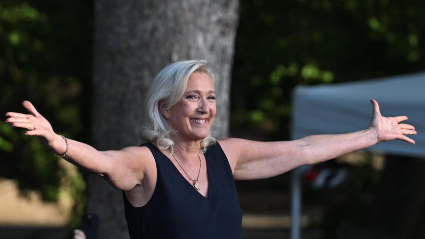 Marine Le Pen llegando al Palacio de Justicia de París para escuchar la resolución sobre su inhabilitación política.