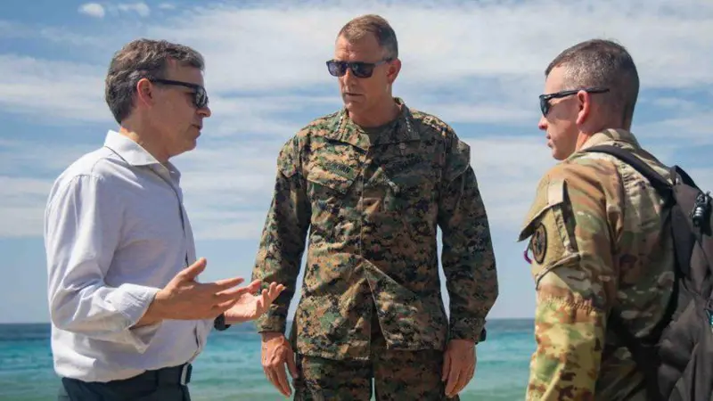 Militares descargando provisiones humanitarias para mitigar la tragedia venezolana en el puerto de La Guaira.