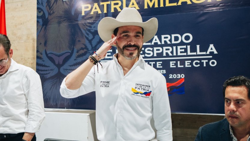 El mandatario electo Abelardo de la Espriella presidiendo una sesión de trabajo técnico con sus colaboradores del gobierno entrante en Colombia.