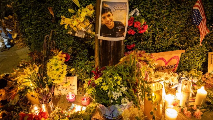 Velas y flores colocadas por ciudadanos en el sitio de Biddeford donde el colombiano Joan Guerrero murió a manos de las autoridades.