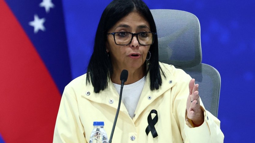 La presidenta interina Delcy Rodríguez recorriendo el aeropuerto de Maiquetía en un contexto de reformas políticas.