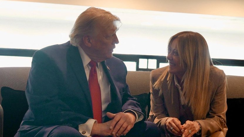 Donald Trump respondiendo preguntas de los periodistas en Turquía sobre el enfrentamiento verbal entre ambos líderes.