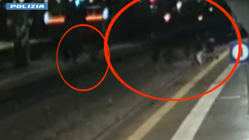 Agentes de la policía italiana custodiando los exteriores de la estación de tren Milán Certosa tras las investigaciones criminales.