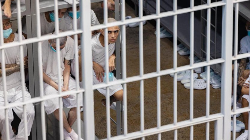 Cientos de reclusos custodiados durante las audiencias virtuales del juicio masivo contra pandilleros en El Salvador.