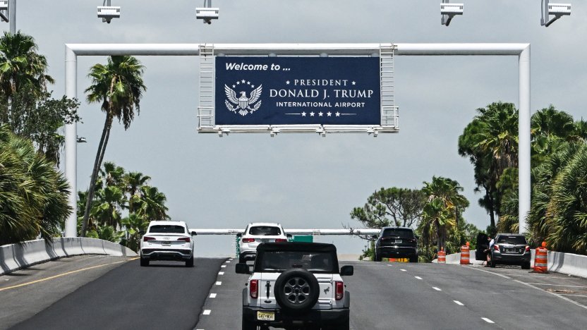 Cartel de señalización vial en una autopista de Florida con el nuevo nombre del aeropuerto de Palm Beach.