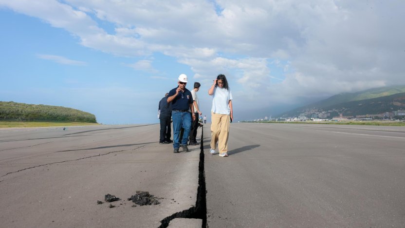 Maquinaria pesada trabajando en la reconstrucción del Aeropuerto Internacional de Maiquetía para habilitar vuelos comerciales en una pista paralela.