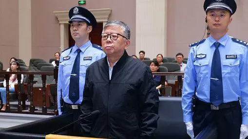 Captura de la transmisión de CCTV que muestra la lectura de la sentencia de muerte a Yang Youlin en el tribunal de Changzhou.