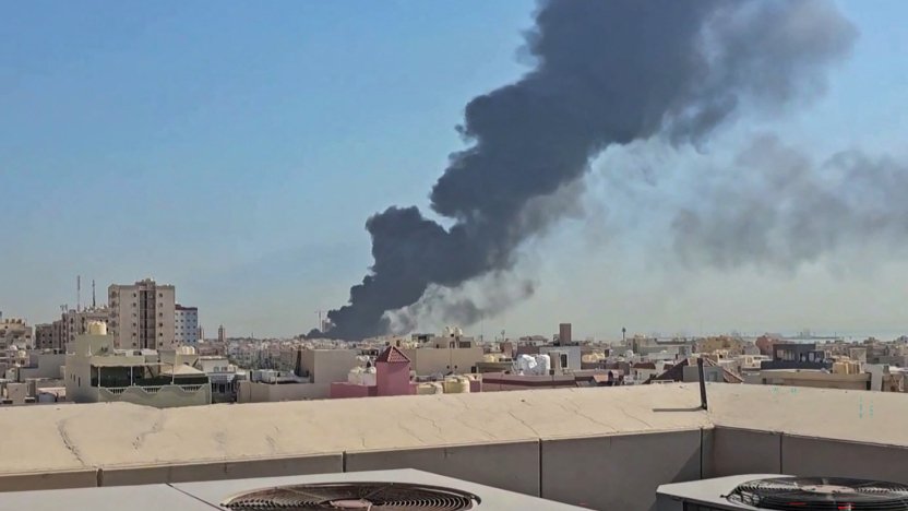 Cazas de combate de Estados Unidos despegando desde un portaaviones para ejecutar nuevos ataques aéreos contra Irán.