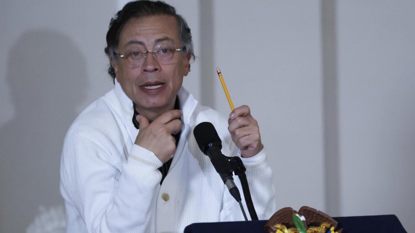El presidente de Colombia Gustavo Petro pronunciando un discurso oficial sobre la transición gubernamental y el Pacto Histórico.