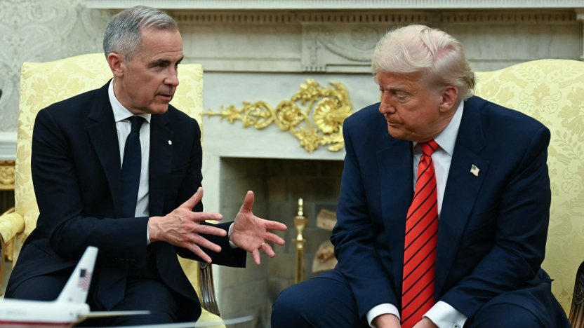 Carga comercial de productos importados desde Canadá en la frontera norte con Estados Unidos.