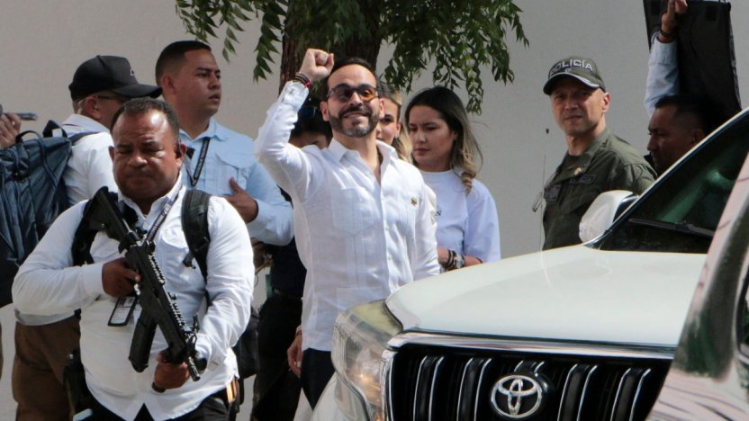 El expresidente colombiano Álvaro Uribe exponiendo en la Universidad Espíritu Santo antes del conflicto legislativo.