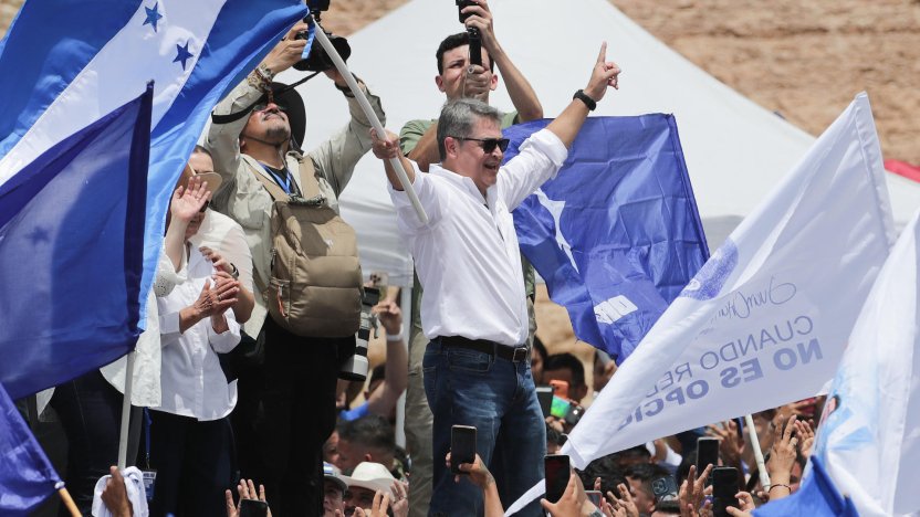 Simpatizantes y manifestantes durante el evento en que Juan Orlando Hernández regresa a Honduras.