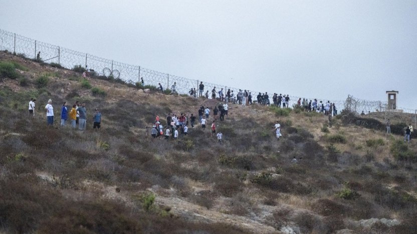 Frontera fortificada donde **miles de migrantes intentan entrar a Ceuta** desde territorio marroquí.