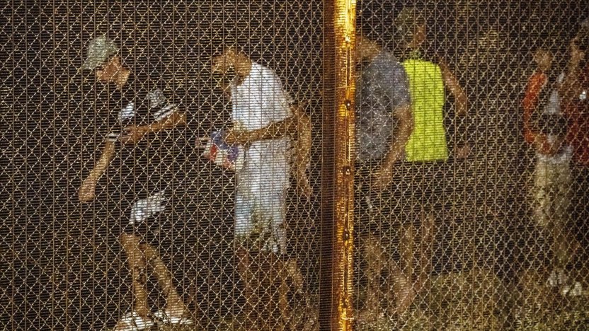 Militares desplegados en la frontera de Tarajal durante la **crisis en Ceuta