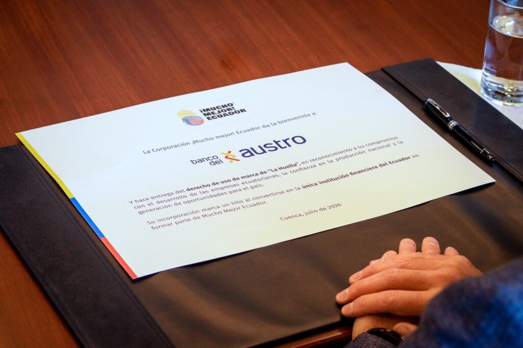 Directivos en el evento oficial donde Banco del Austro se suma a Mucho Mejor Ecuador.
