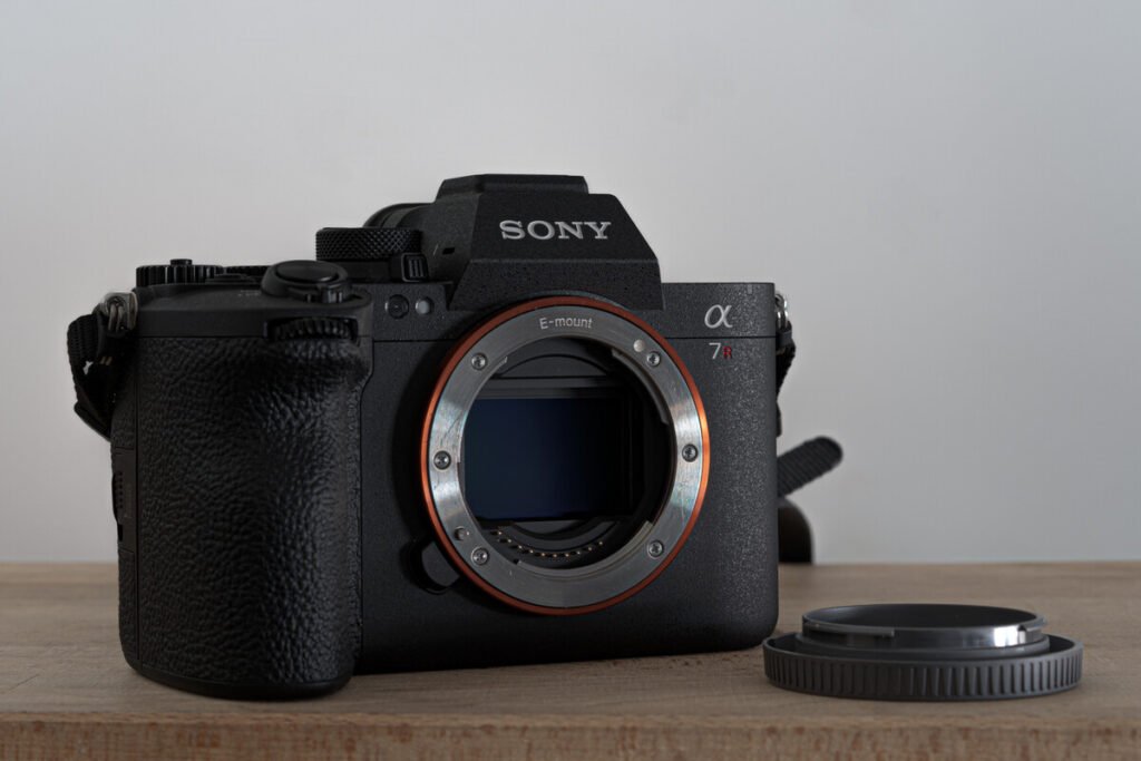 Primer plano ergonómico del cuerpo de la cámara sin espejo Sony A7R VI mostrando su grip ampliado y el dial superior.