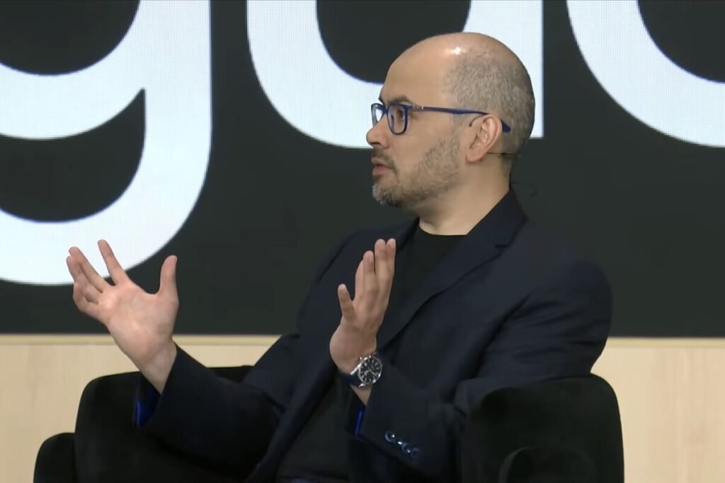 Retrato del directivo de DeepMind en una conferencia sobre seguridad donde Demis Hassabis advierte del riesgo de perder el control de la IA.