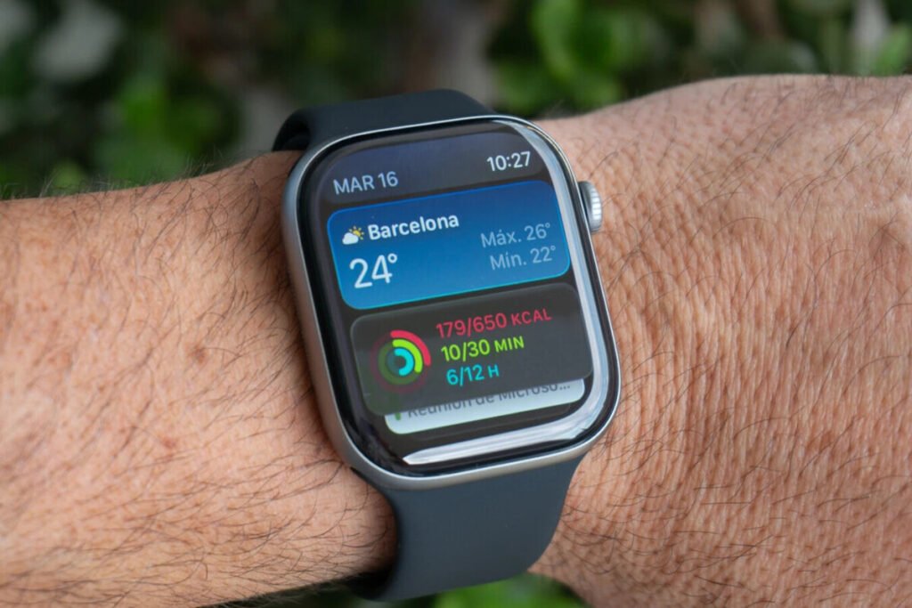Vista frontal del Apple Watch Series 11 con correa deportiva en talla S/M mostrando la interfaz del reloj.