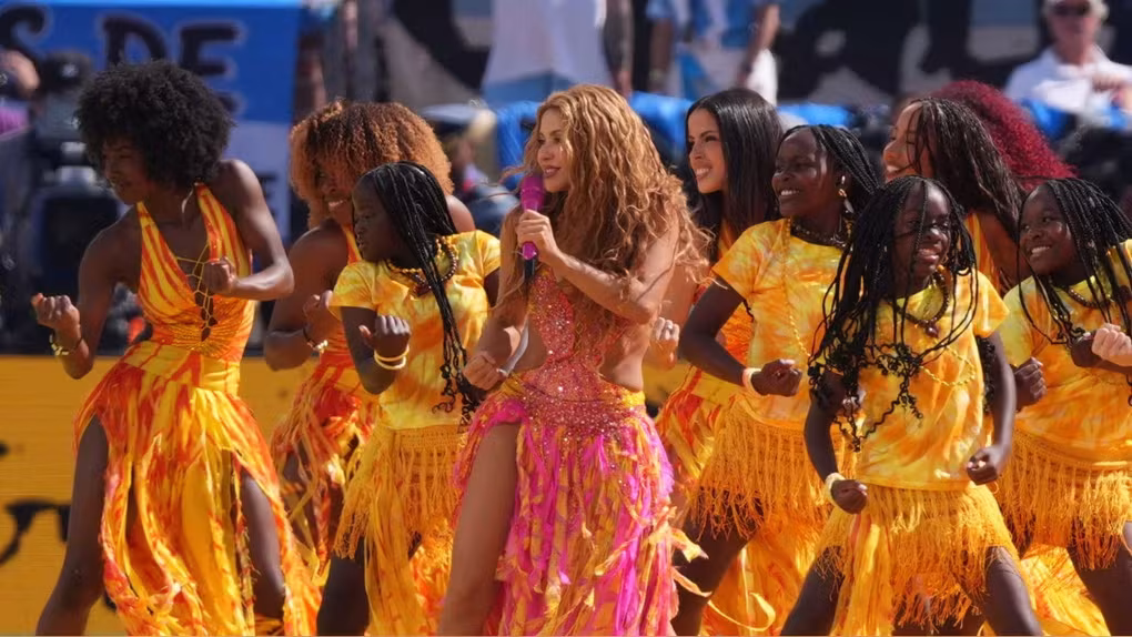 Shakira actuando sobre el escenario durante el medio tiempo en la final del Mundial 2026.