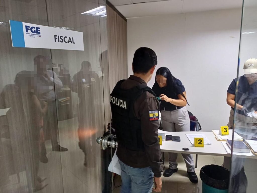 Funcionarios de la Fiscalía General del Estado durante una diligencia de intervención en un despacho fiscal en Guayaquil.