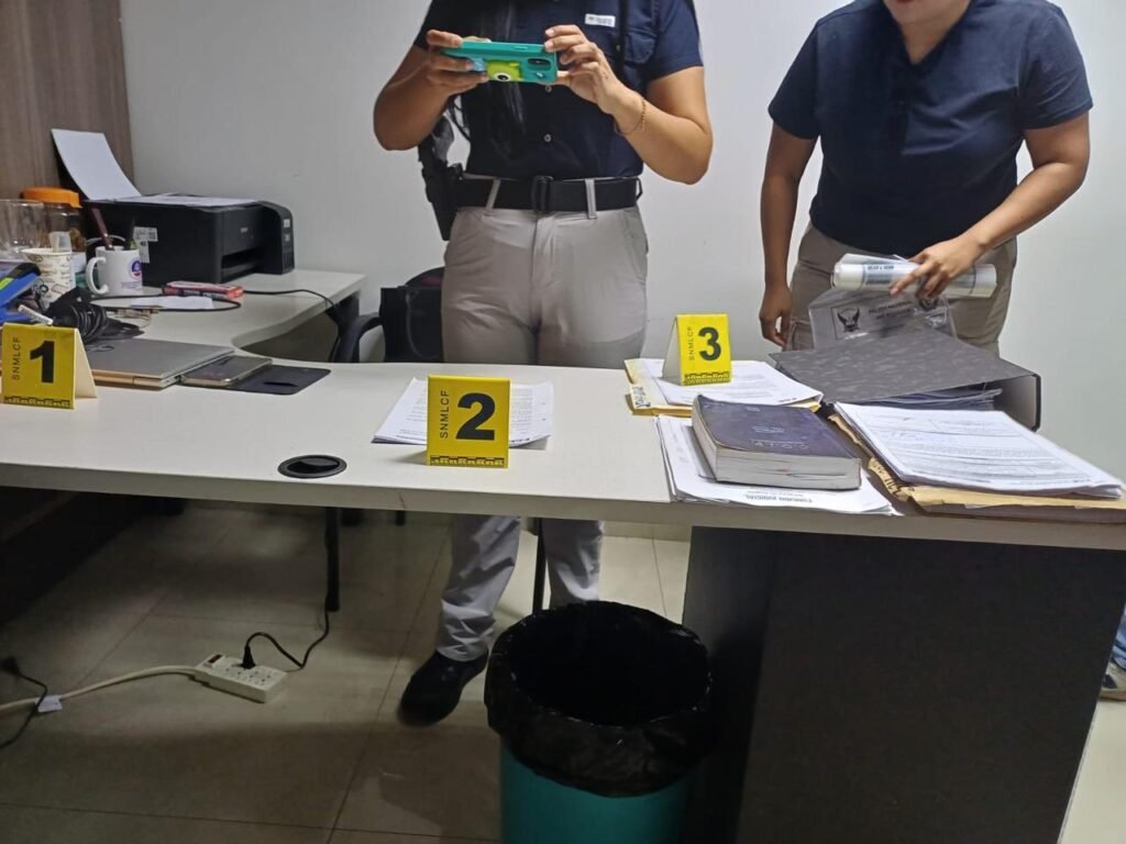 Funcionarios de la Fiscalía General del Estado durante una diligencia de intervención en un despacho fiscal en Guayaquil.