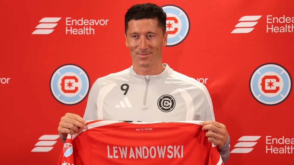 Robert Lewandowski durante un entrenamiento con Chicago Fire antes de su debut oficial en la Major League Soccer.