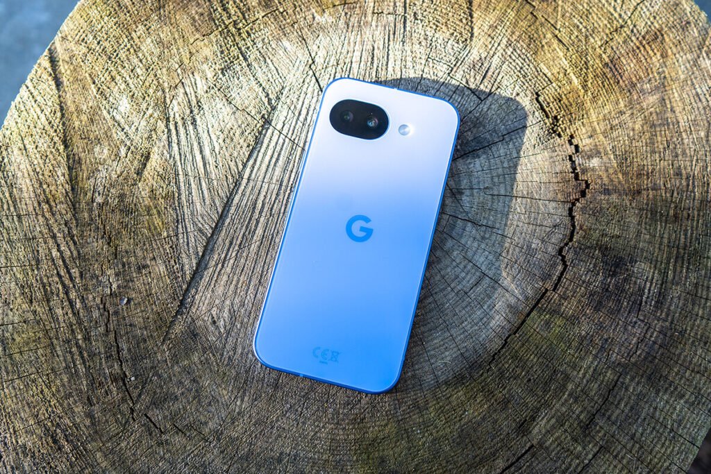 Parte posterior de un dispositivo representando los Google Pixel 11 y la memoria RAM en prueba.