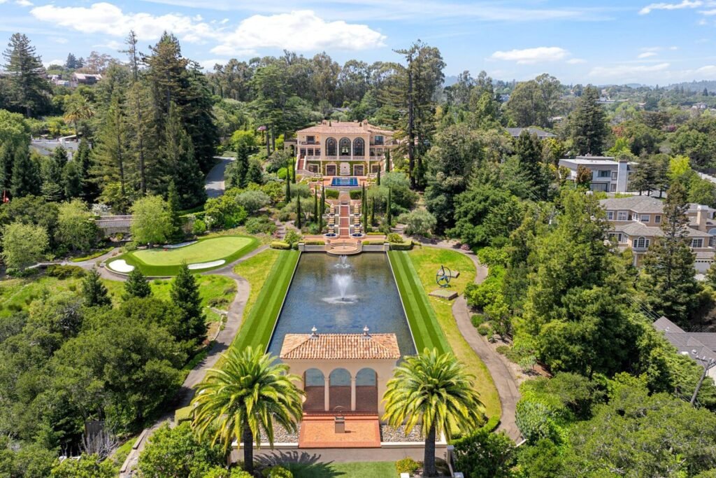 Vista panorámica de la mansión récord en Hillsborough con sus jardines y campo de golf privado.