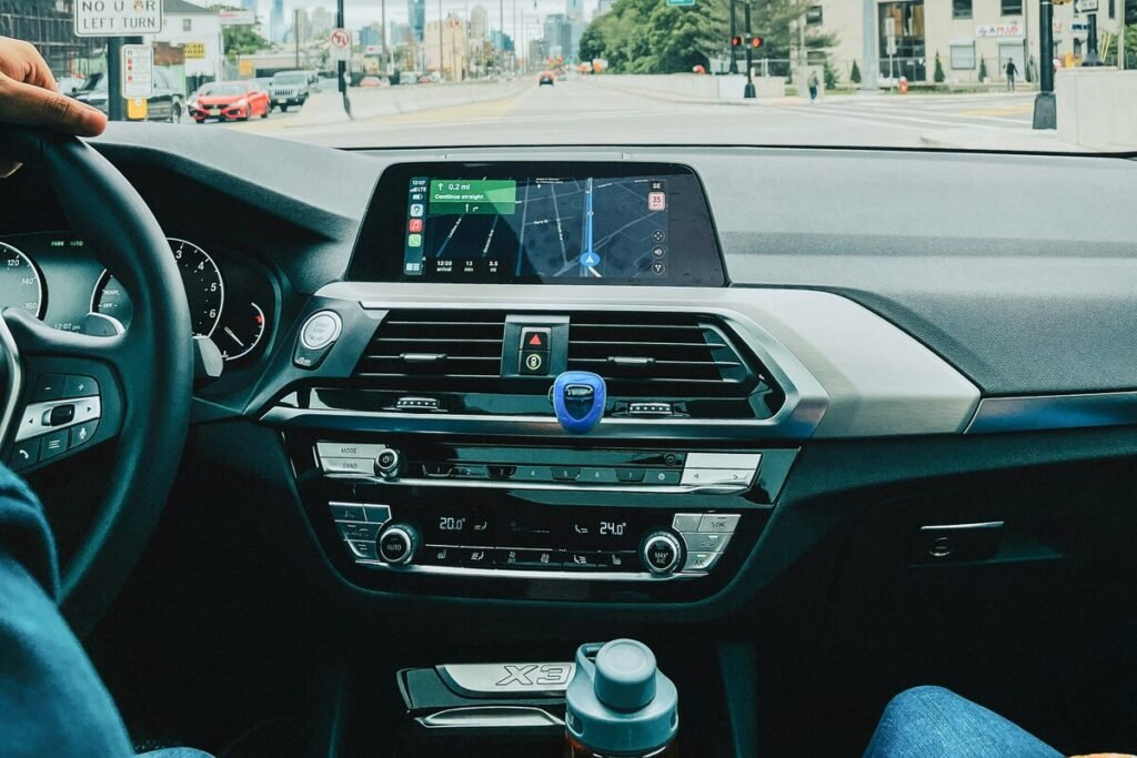 Línea de ensamblaje electrónico afectada por la crisis de la RAM en automoción.