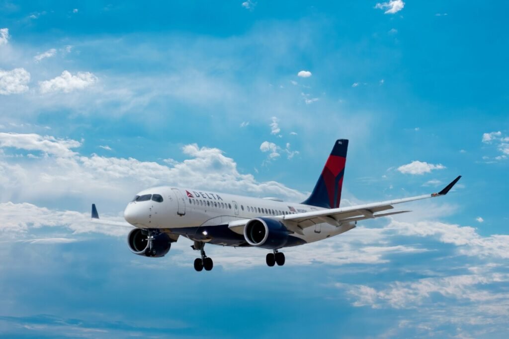 Plataforma digital analizando precios dinámicos con IA para billetes de avión.