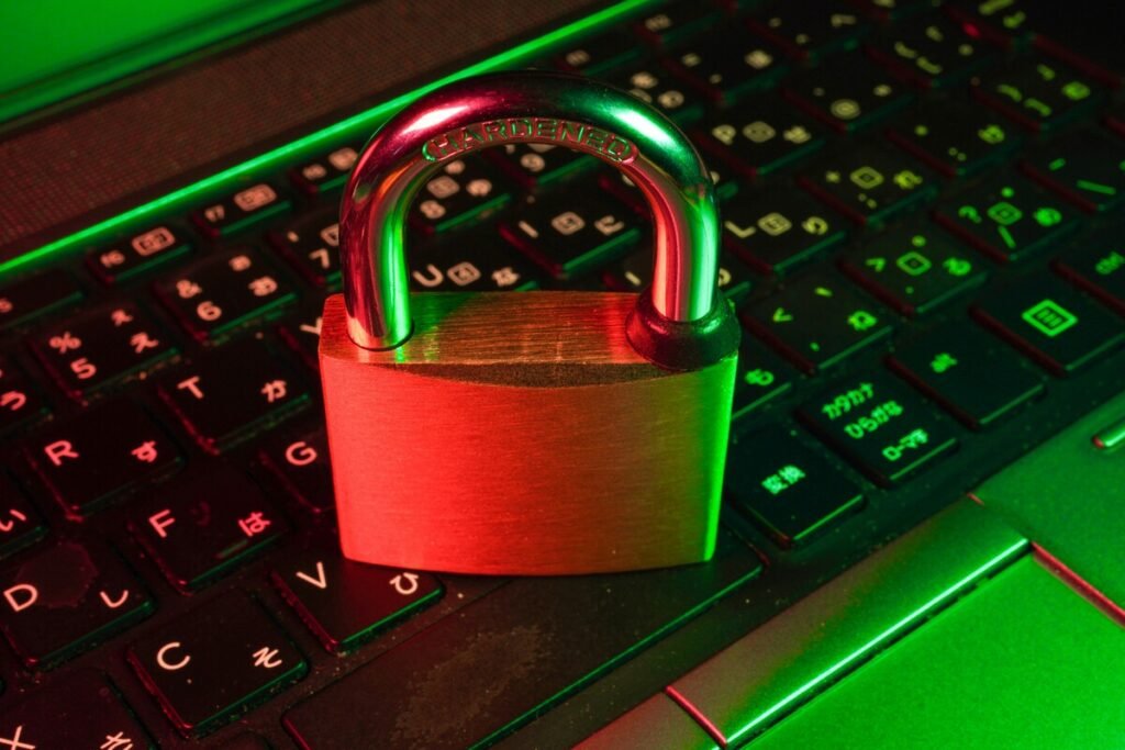 Representación conceptual del modelo Claude Mythos en ciberseguridad auditando repositorios de código abierto.