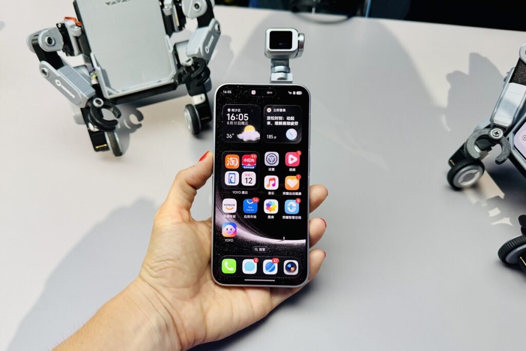 Prueba técnica en mano del nuevo smartphone Robot Phone de Honor desplegando su brazo robótico.