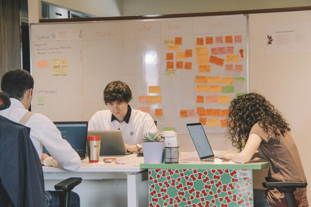 Joven profesional frente a un ordenador analizando el impacto de la IA en los empleos junior en una oficina.
