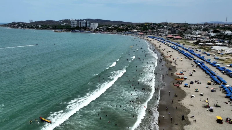 Oleaje en el litoral ecuatoriano evidenciando los primeros efectos del fenómeno de El Niño en la Costa en 2026.