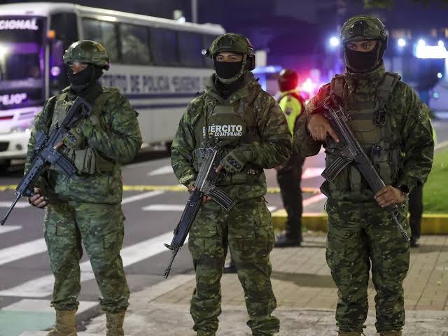 Militares y policías desplegados en calles para reforzar la **seguridad en Quito con policías y militares
