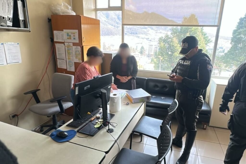 Policías ingresan al campus de la Universidad Central del Ecuador, en Quito, tras una amenaza reportada en la Facultad de Obstetricia.