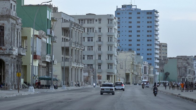 Ciudadanos protestando en La Habana en medio de la crisis por el bloqueo y los apagones