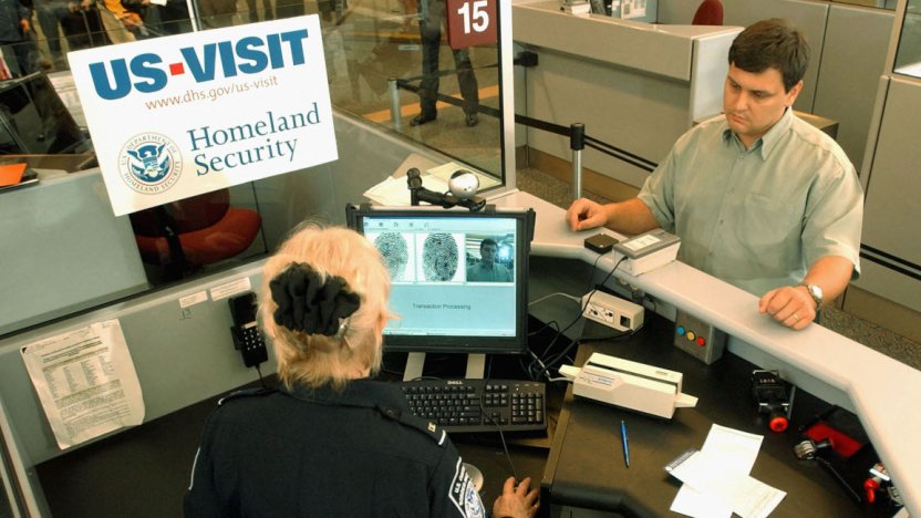 Pasaporte y documentos de solicitud para la visa H-1B en EE.UU. sobre un escritorio.