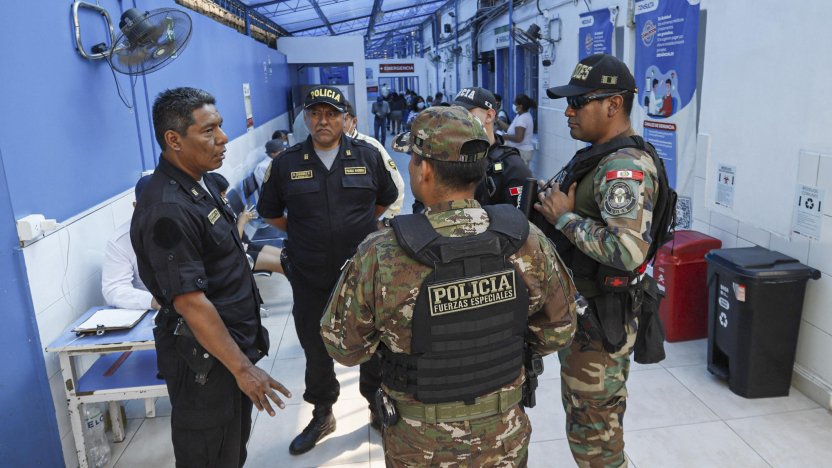 Autoridades de la Policía Nacional del Perú y diplomáticos sobre la firma del convenio con el FBI.