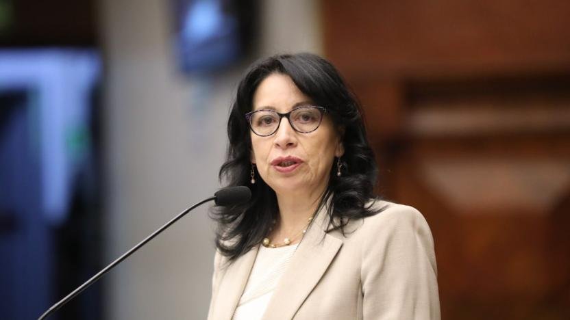 Fotografía de la exvocal en las instalaciones públicas previo a la formulación de cargos contra Solanda Goyes por presunto tráfico de influencias.