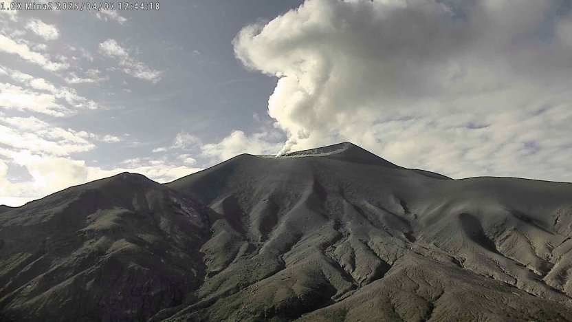 Vista de columna de gases en un escenario donde se monitorea la actividad del volcan Purace