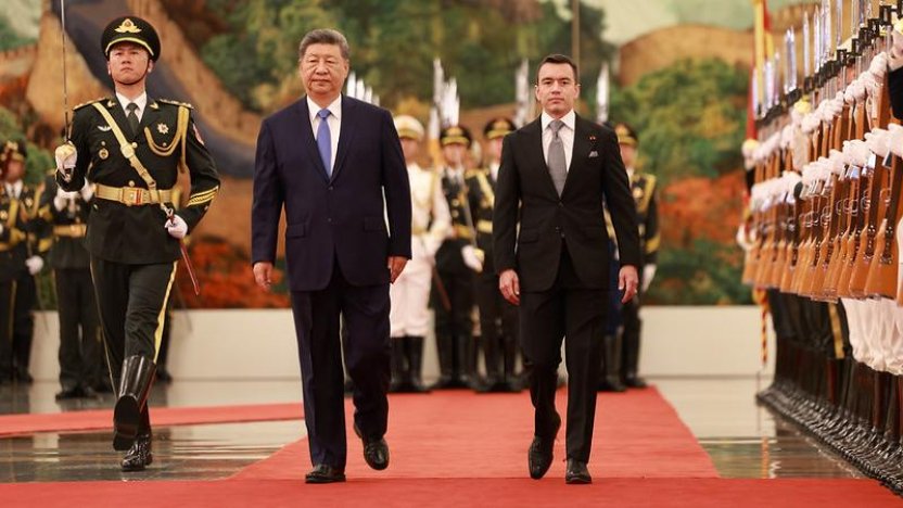 Daniel Noboa y Xi Jinping estrechan la mano para ampliar las exportaciones de Ecuador a China