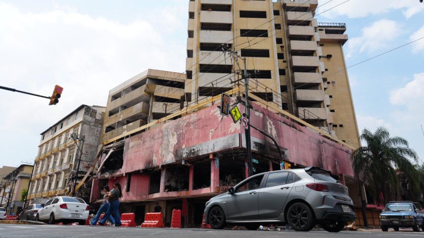 Control policial durante la investigación por el incendio del Multicomercio en el centro de Guayaquil