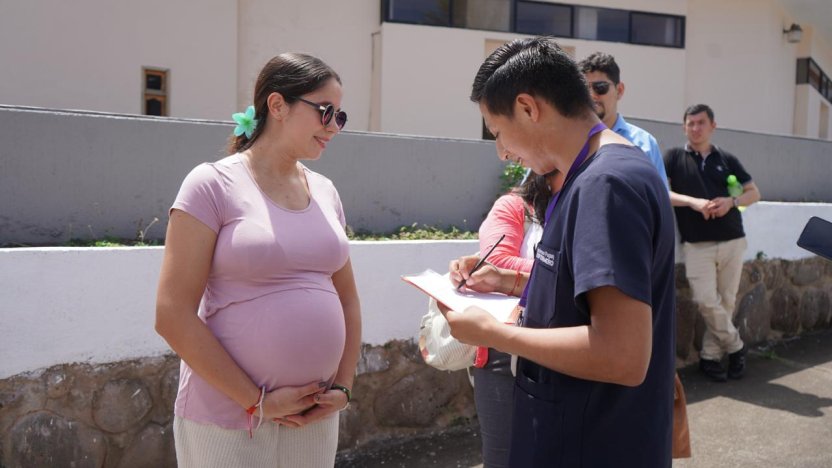 Jornada de inmunización donde la **nueva vacuna contra el virus respiratorio sincitial llega a los hospitales públicos de Ecuador