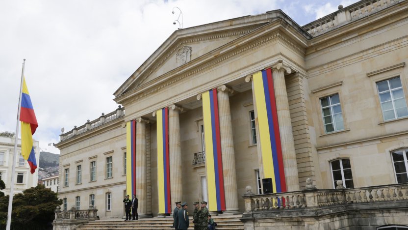 Fachada de edificio institucional en un escenario donde cambia la sede del Gobierno colombiano