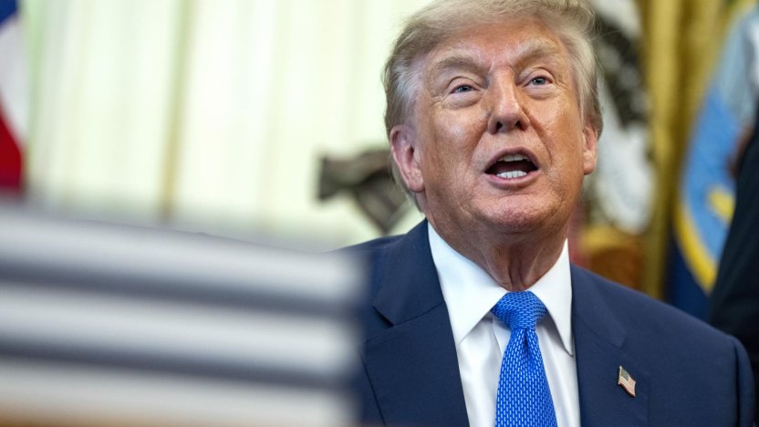 Mandatario estadounidense abordo de la aeronave oficial tras su viaje de Donald Trump en Turquia