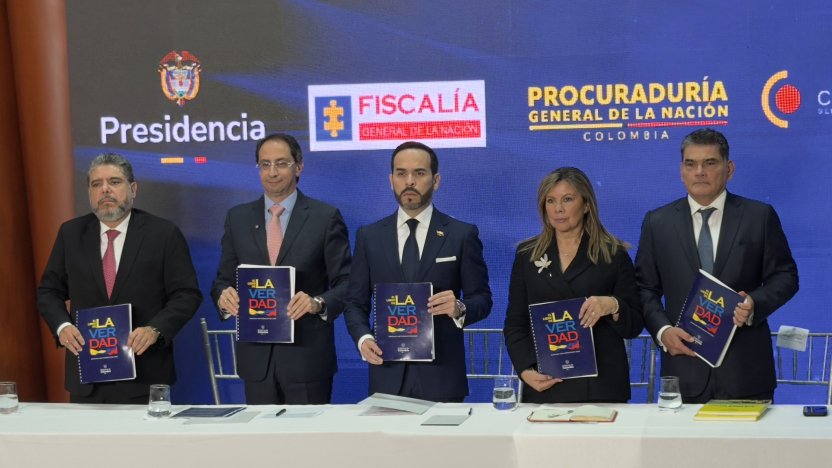 Abelardo de la Espriella entrega informe sobre presunta corrupción en el gobierno de Petro a la fiscalía