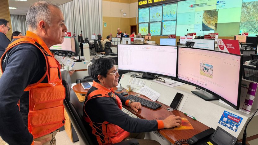 Técnicos evaluando daños en estructuras tras el terremoto en Perú registrado en el distrito de Coracora