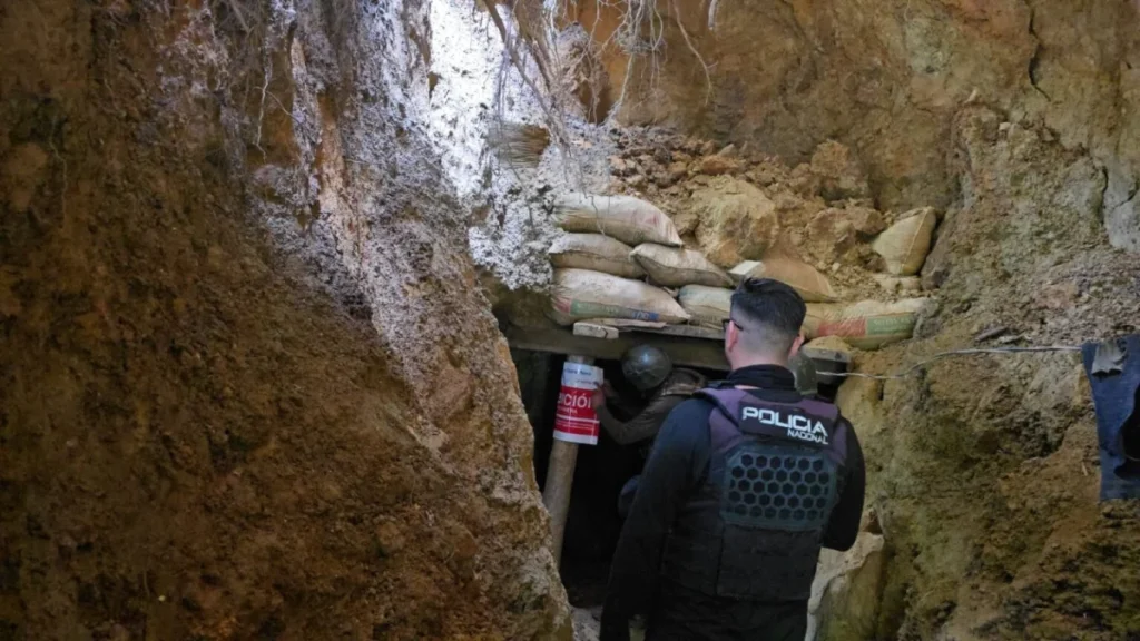 Agentes policiales durante las operaciones contra la minería ilegal en Camilo Ponce Enríquez en la provincia de Azuay.