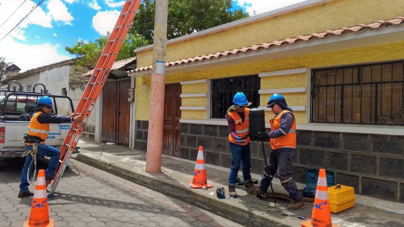 Instalaciones de la Corporación Nacional de Telecomunicaciones en Quito tras la reforma al reglamento de compras públicas